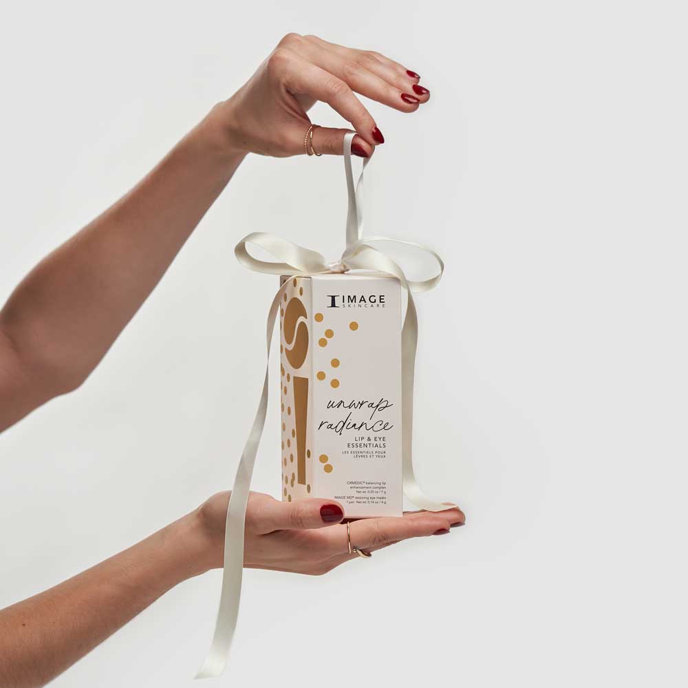 image-skincare-unwrap-radiance-hand Подарочный набор Unwrap Radiance